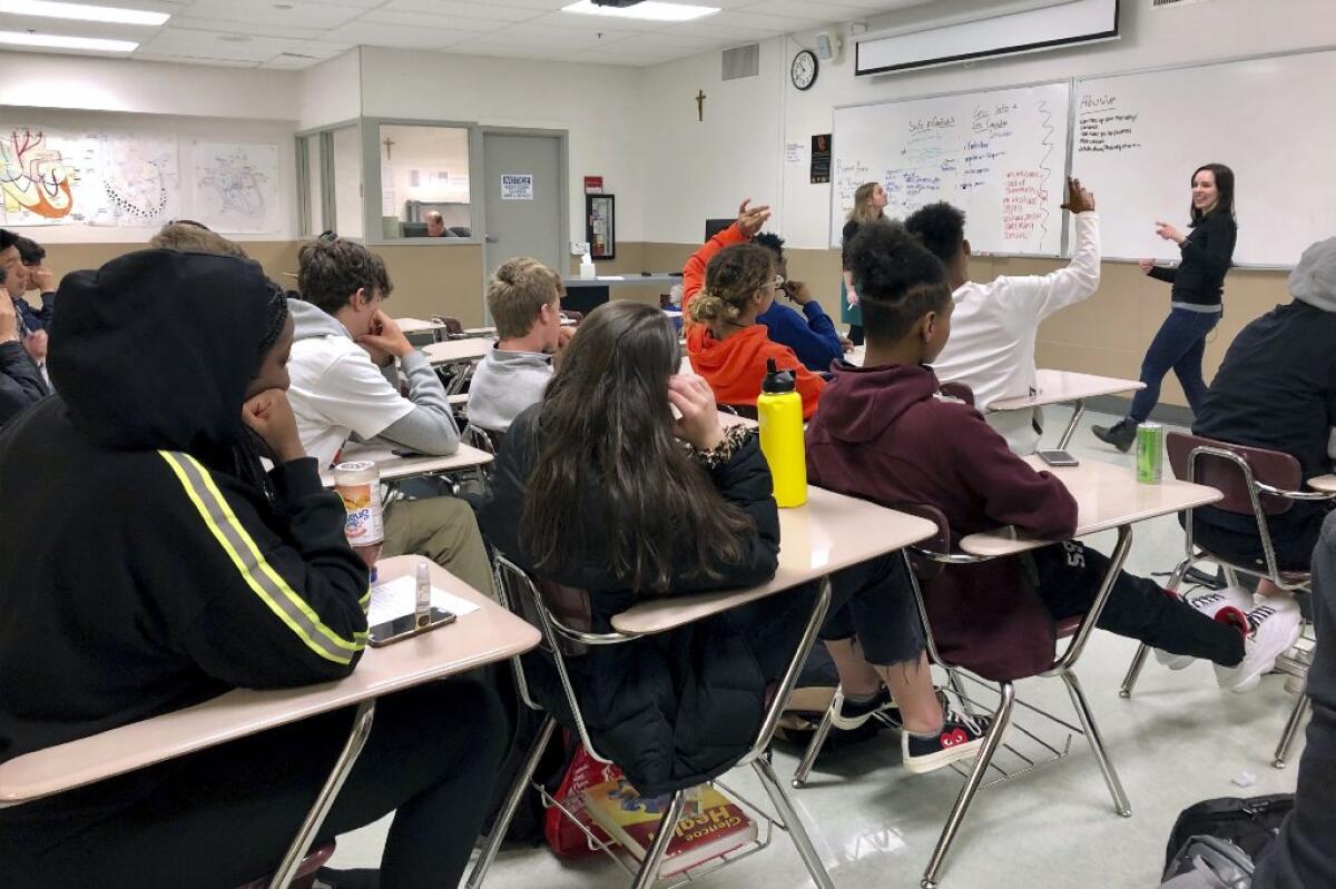 Específicamente, los estudiantes latinos en una escuela preparatoria con un líder de color tenían un 33 por ciento menos de probabilidades de ser suspendidos.
