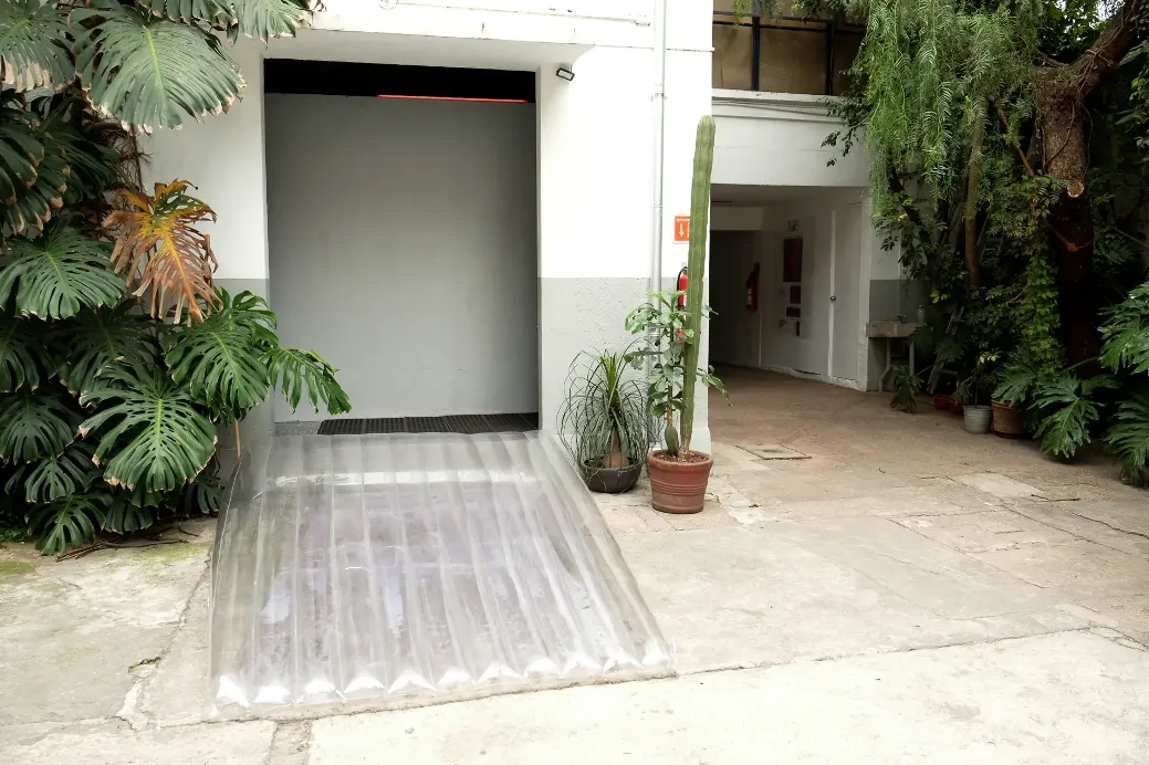 **Figura 3.** Nur Matta, Ahí está la rampa, 2023, rampa inflable de PVC transparente con válvula, 175 cm x 45 cm x 300 cm. Matta (2023).